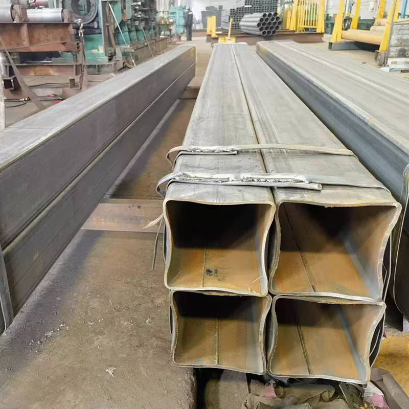 Černá obdélníková trubka velkého kalibru