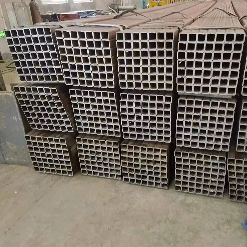 Tlustá černá obdélníková trubka