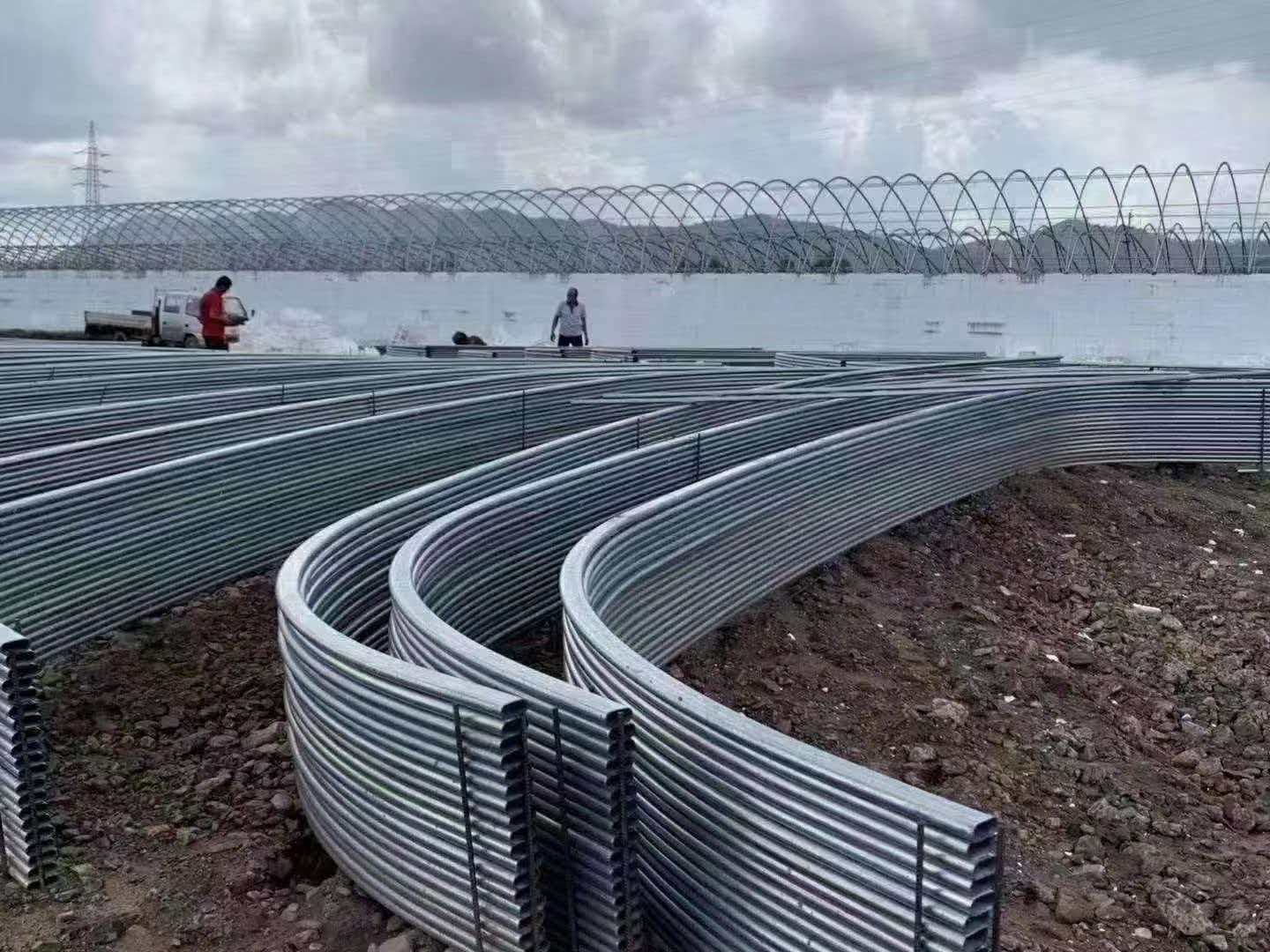 Tenkostěnná pozinkovaná eliptická trubka